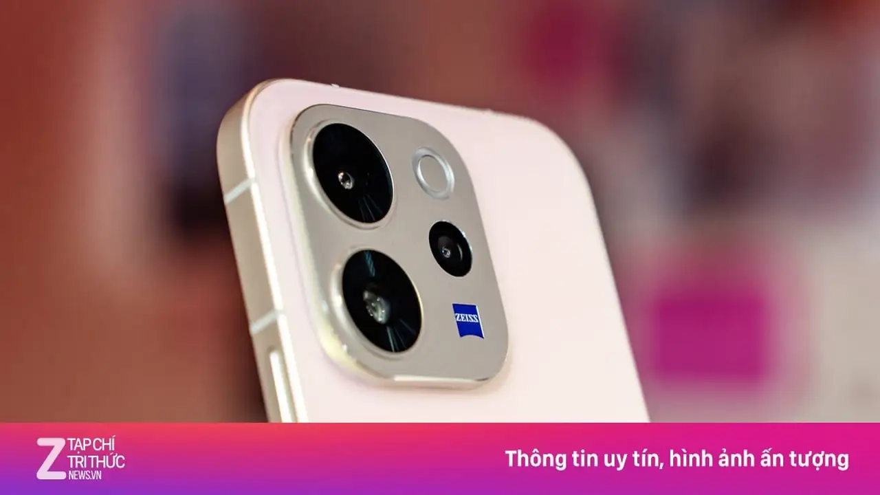 ما هي الإضافة التقنية التي تقدمها زايس لكاميرا هاتف فيفو V70؟